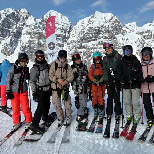 Lehrpersonen auf Ski und dem Snowboard, im Hintergrund die Kalkkögel