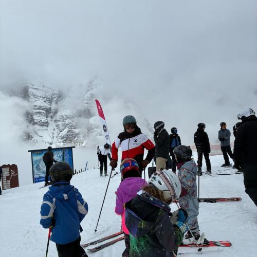 Kinder hören dem Skilehrer zu