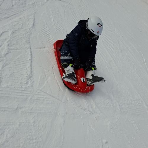 Kind sitzt auf rotem Bob